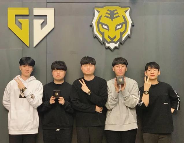 更向外界展 更向外界展